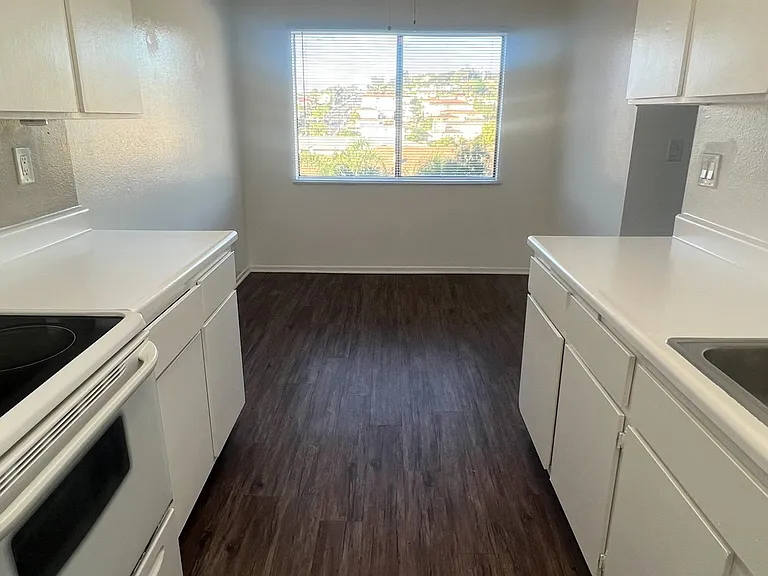2424 S Leland St — Photo 3