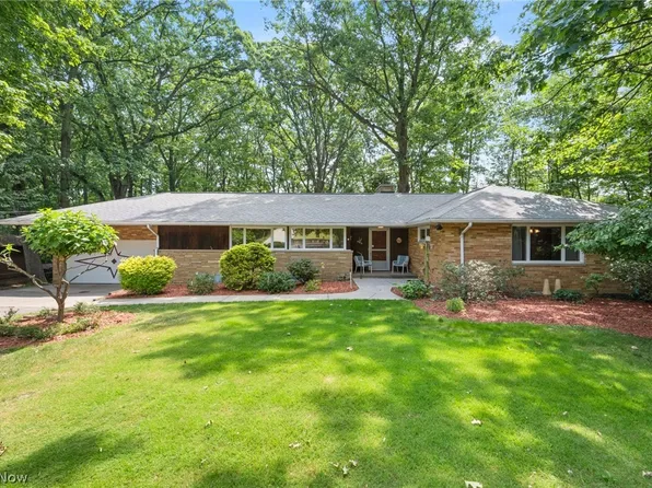 6901 Glenella Dr, Seven Hills, OH 44131