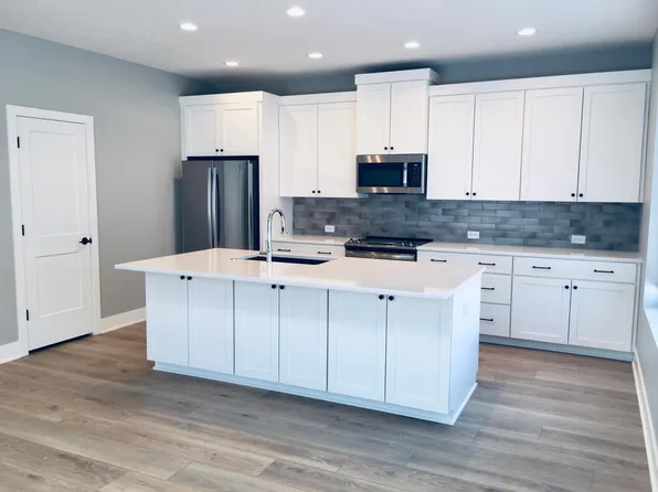 9068 Ironwood Ct, Lincoln, NE 68520