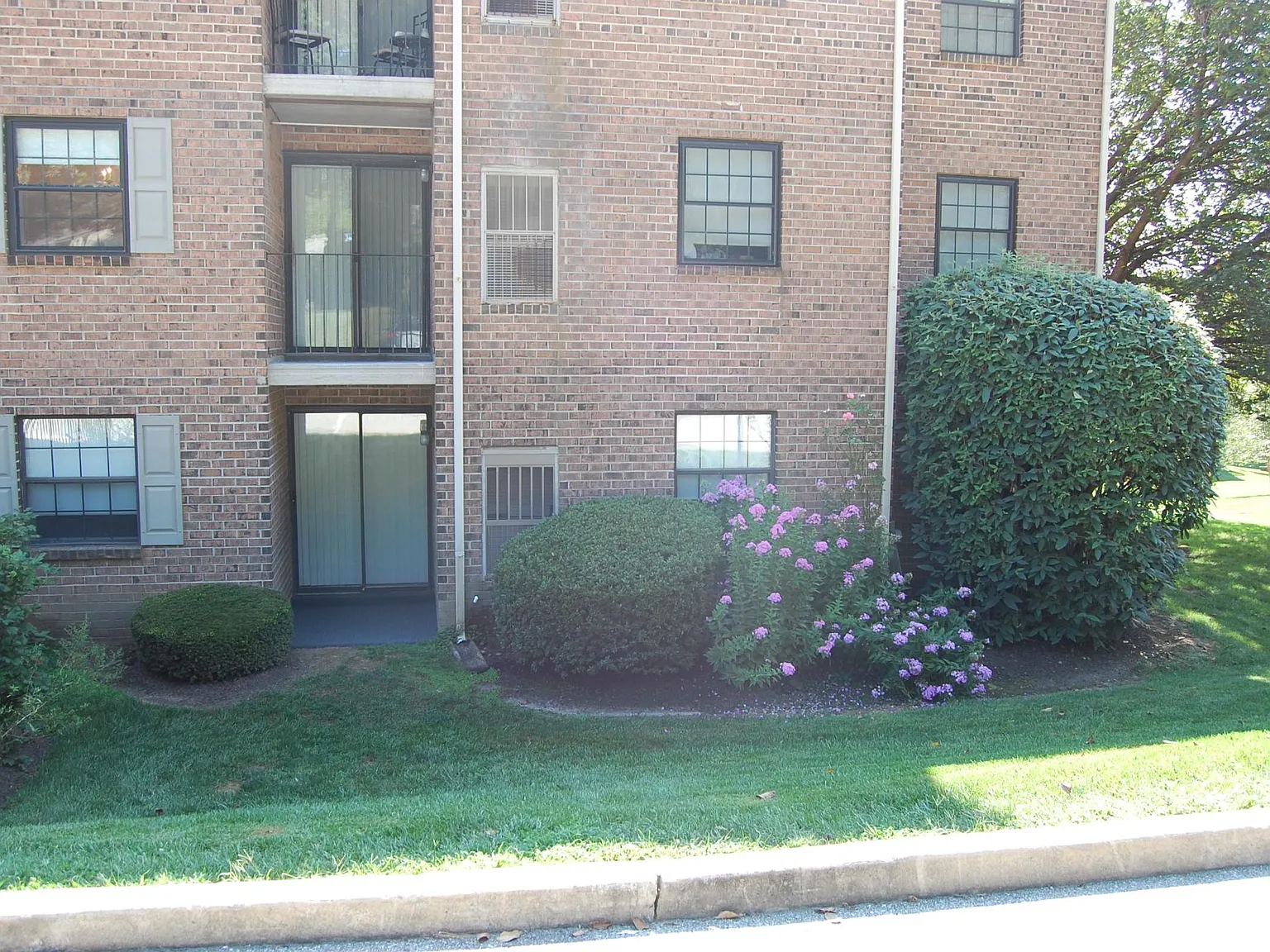 3101 Valley Dr — Photo 2