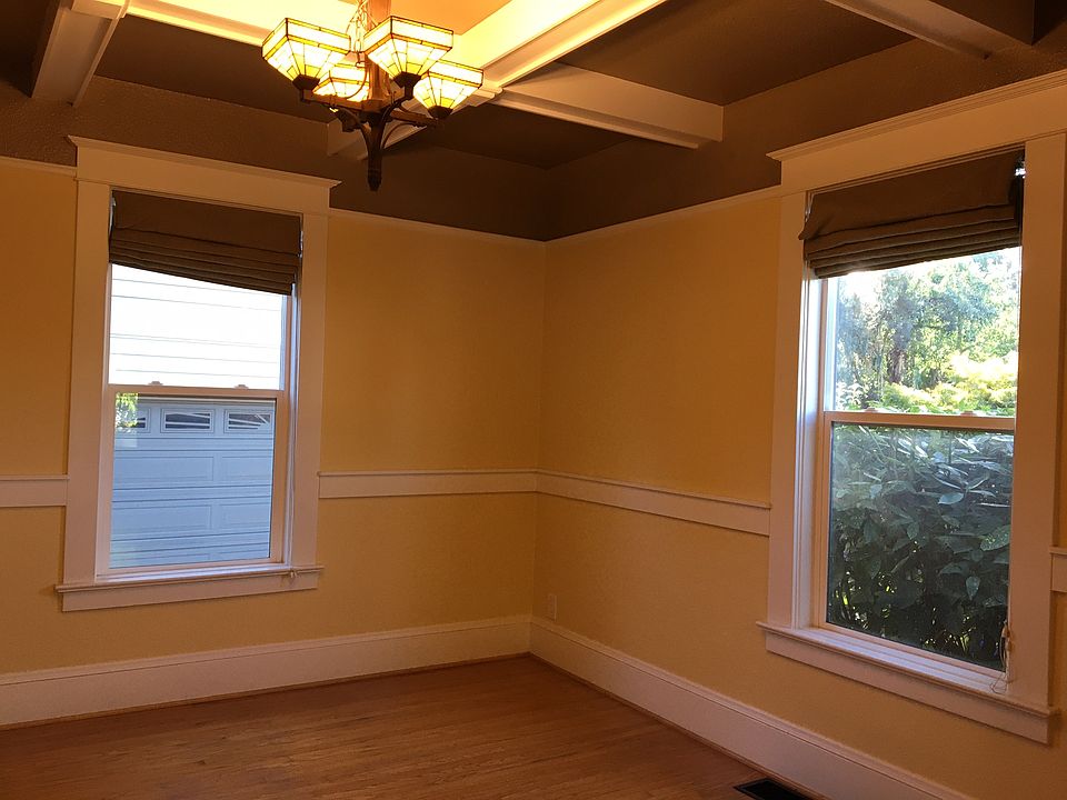 Dining room w/box beam ceiling