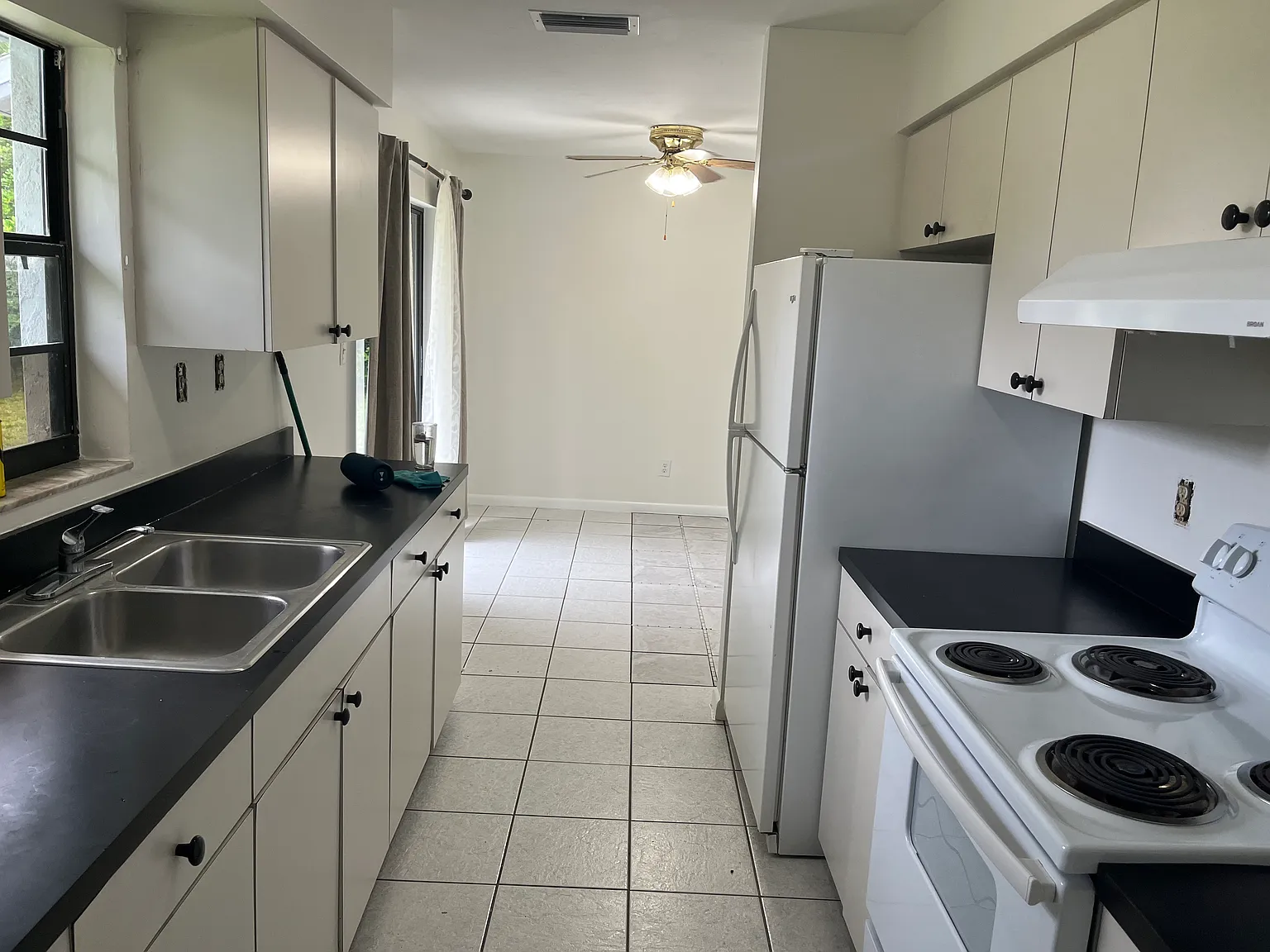 3 bed, 1000 sqft, $1,500 — Photo 2