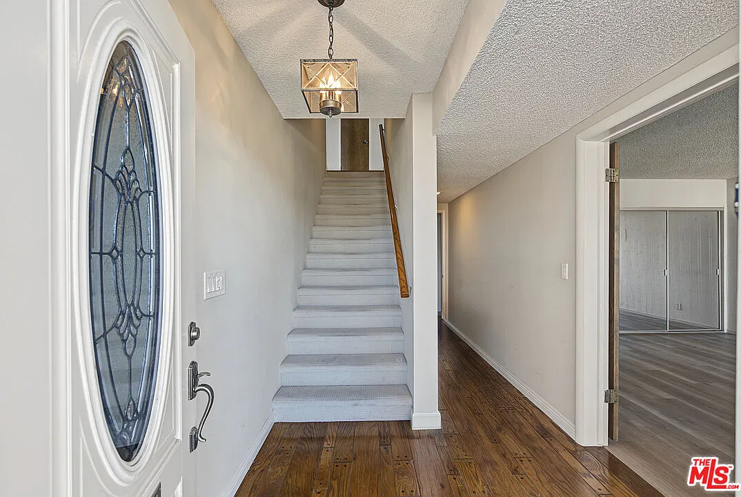 5 bed, 4.0 bath, 3136 sqft, $5,700 — Photo 2