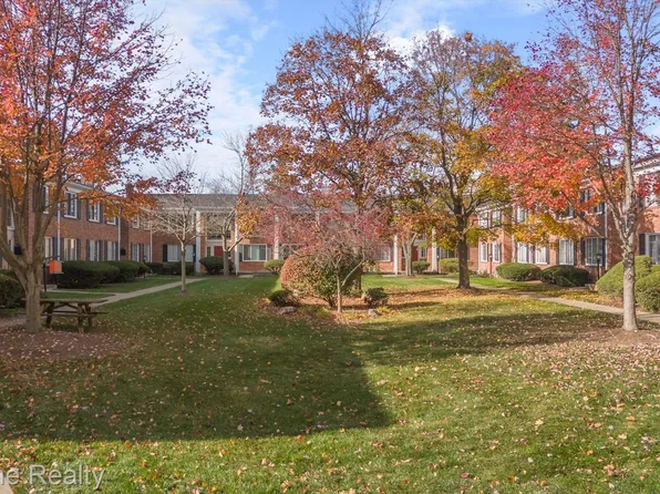 32718 Grand River Ave Unit C28, Farmington, MI 48336