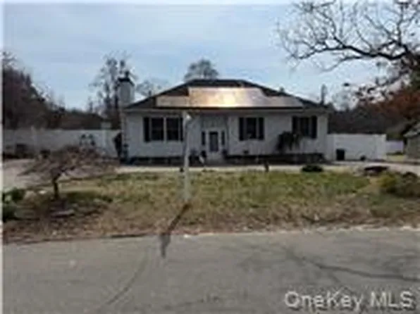 2 1st Street, Coram, NY 11727