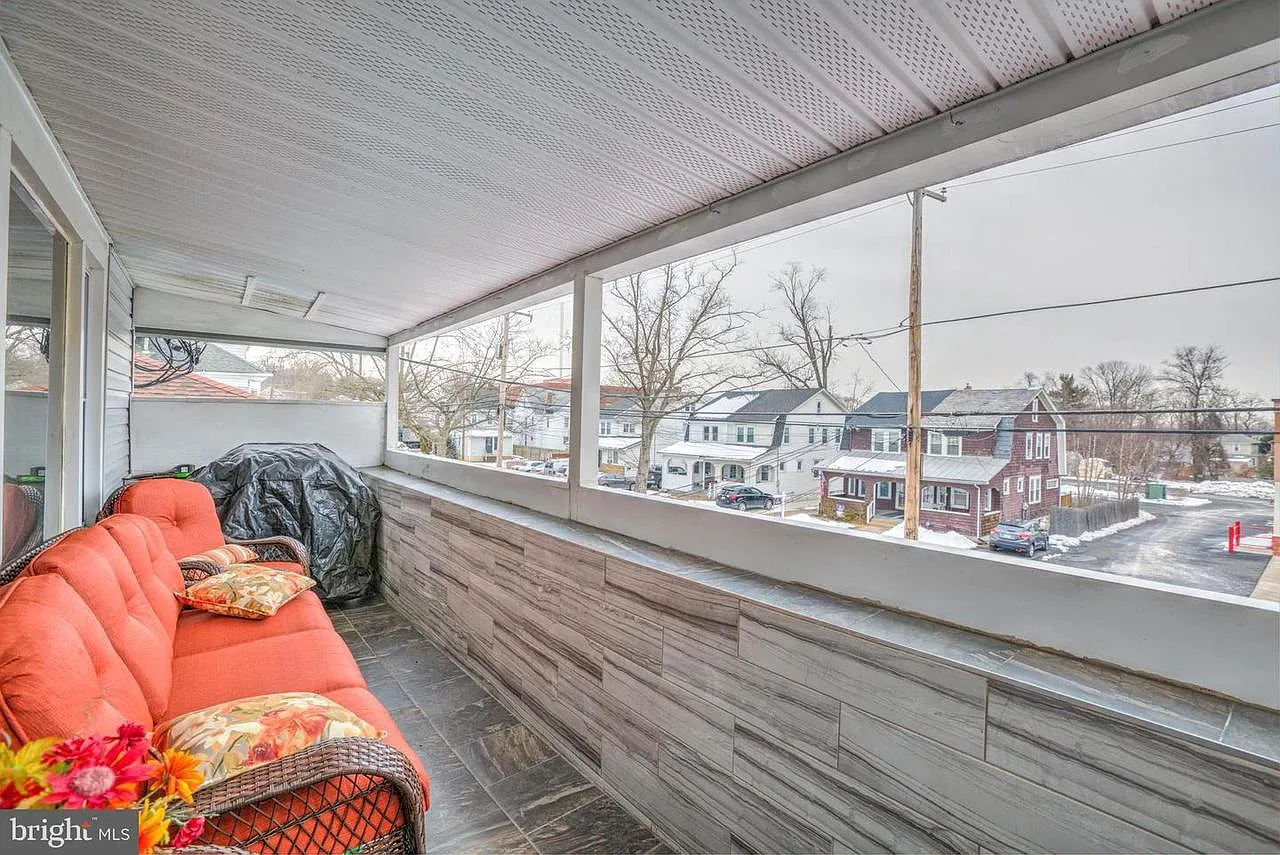 3 bed, 2400 sqft, $2,400 — Photo 4