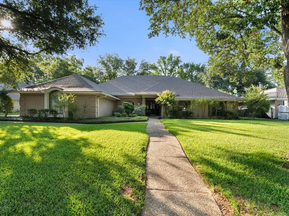 1112 Country Club Ct, Mansfield, TX 76063