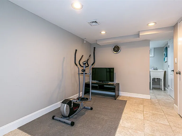 81 Maple Ave — Photo 12