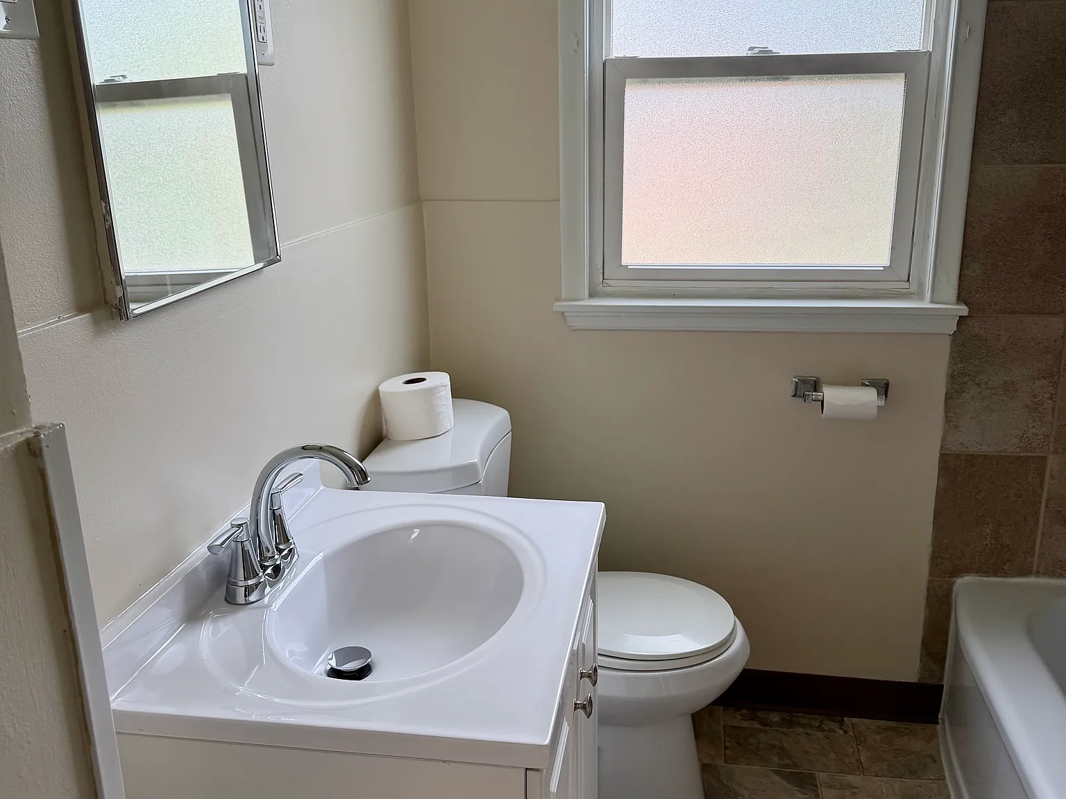 2 bed, 1100 sqft, $1,500 — Photo 3