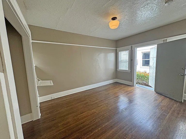1043 Coronado Ave #8 — Photo 5