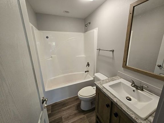 5th image of 302 Louva #266