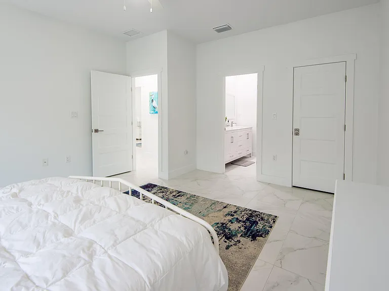 142 Avenue D — Photo 25