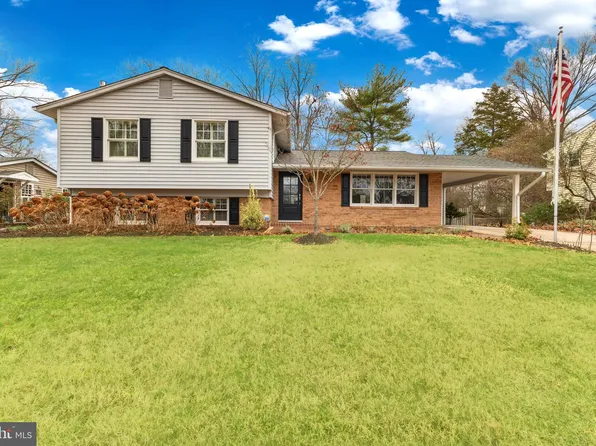 8023 Lynnfield Dr, Alexandria, VA 22306