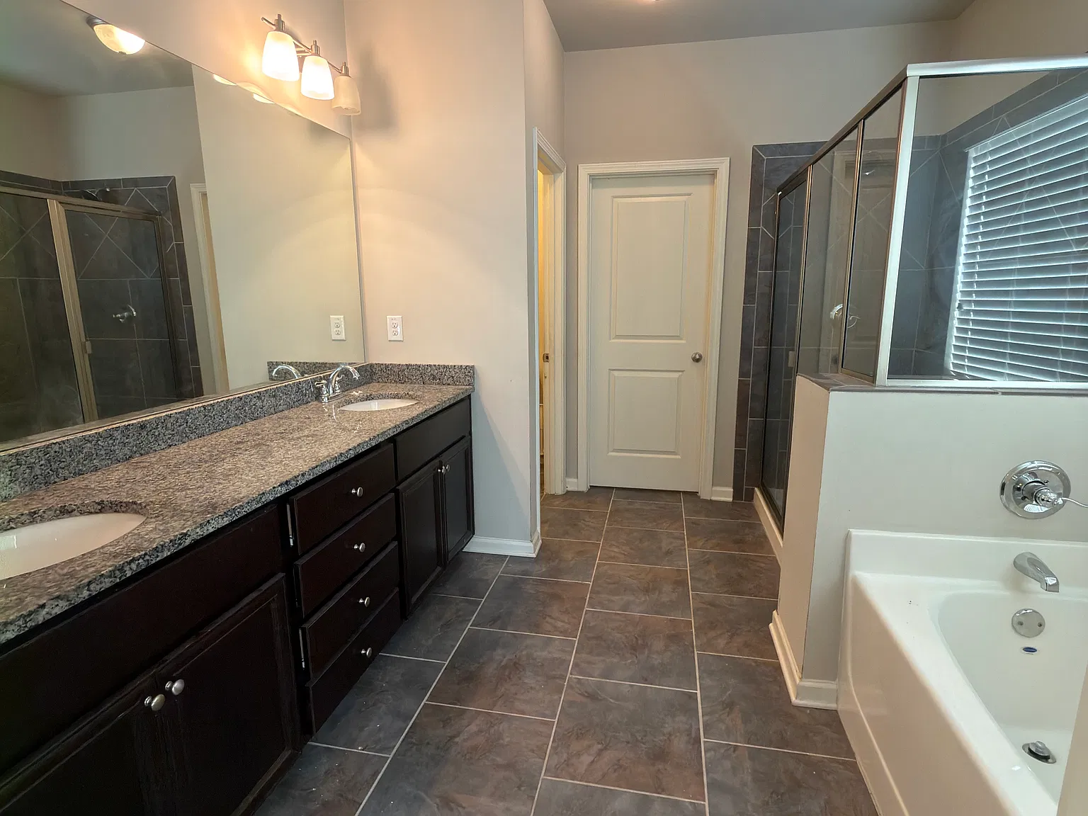 4 bed, 2700 sqft, $850 — Photo 4