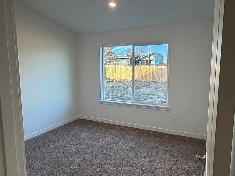 714 NE Rickenbacker Rd — Photo 3