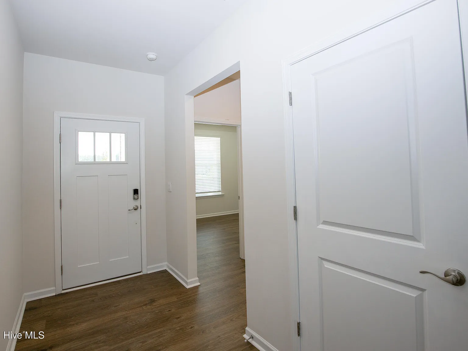 3 bed, 3.0 bath, 2388 sqft, $2,300 — Photo 4