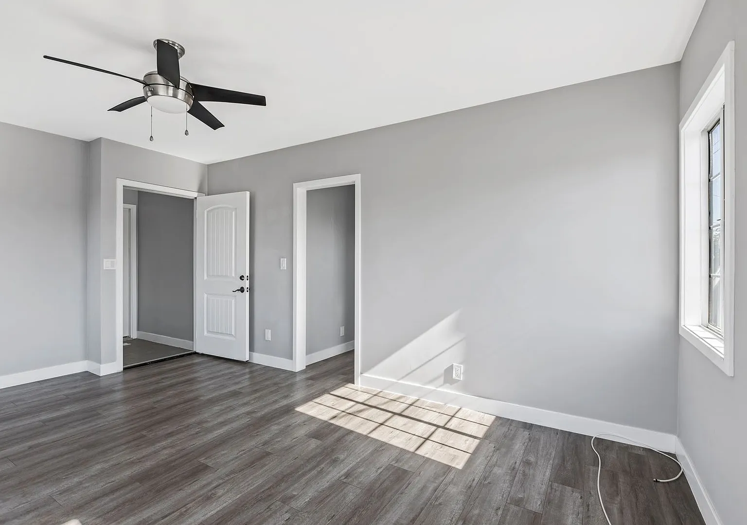 Beautiful 1BR 1BA Unit with Attached 1-Car Garage Located Near USC — Photo 4