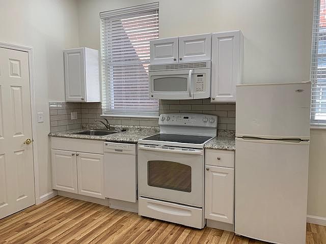 Kitchen: Dishwasher, Microwave, Full Size Range, Frost Free Refrigerator