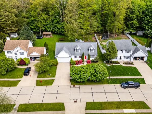 743 Dogwood Ln, Vermilion, OH 44089