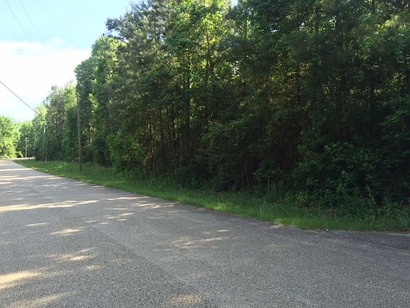 4th image of Woodland Dr