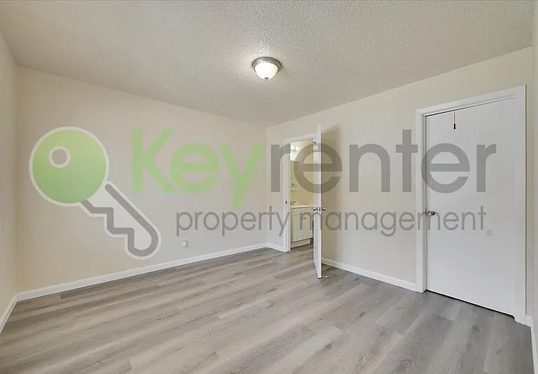 1071 Santiago Ave #6 — Photo 45
