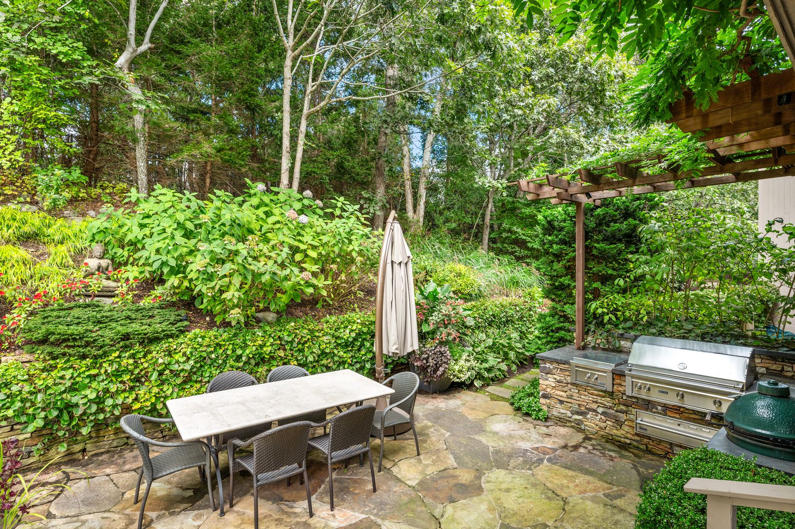  Outdoor Dining and BBQ Area