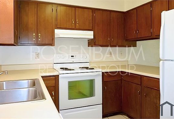 3rd image of 1326 N Miller Rd #A