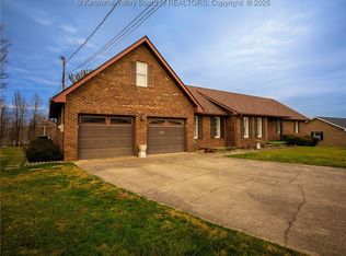 129 Overlook Dr, Hurricane, WV 25526