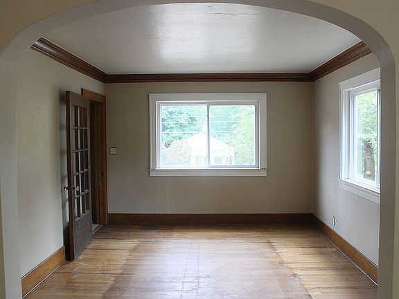 3rd image of 1051 Hollywood St NE
