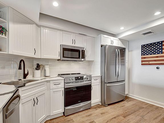 2nd image of 2425 Presidential Way #606