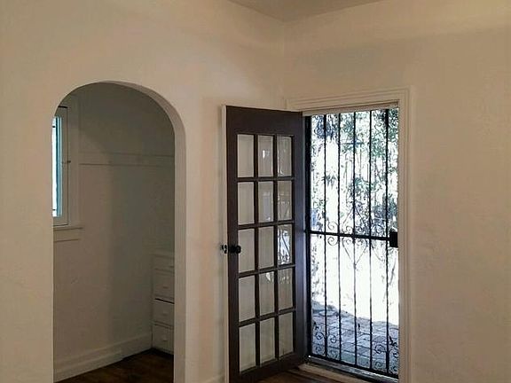 5th image of 3137 Hollycrest Dr
