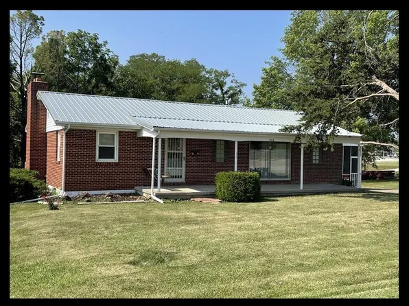806 Spruce St, Macon, MO 63552