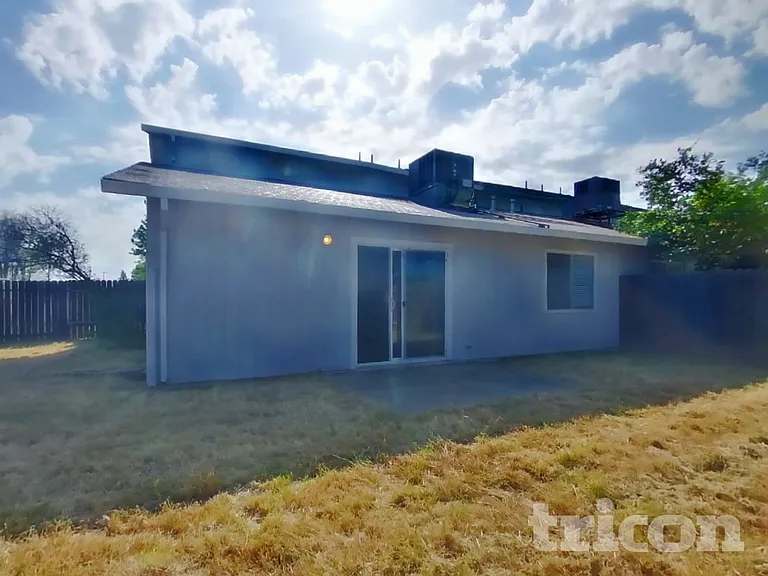 1630 E Lake Ct — Photo 15