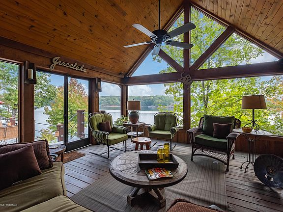Image 2: Lakeside Screened Porch
