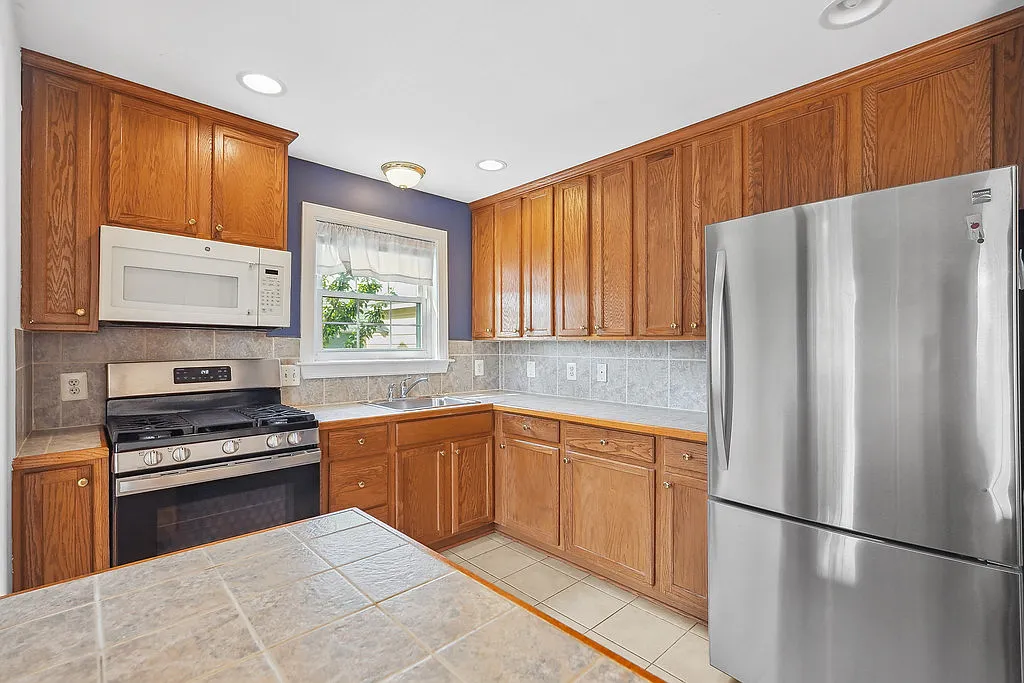 1 bed, 2048 sqft, $1,200 — Photo 1