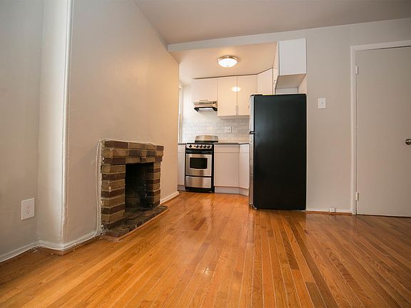 4th image of 927 Pine St APT 303