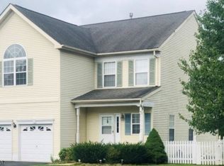 425 Hamilton Dr, Stewartsville, NJ