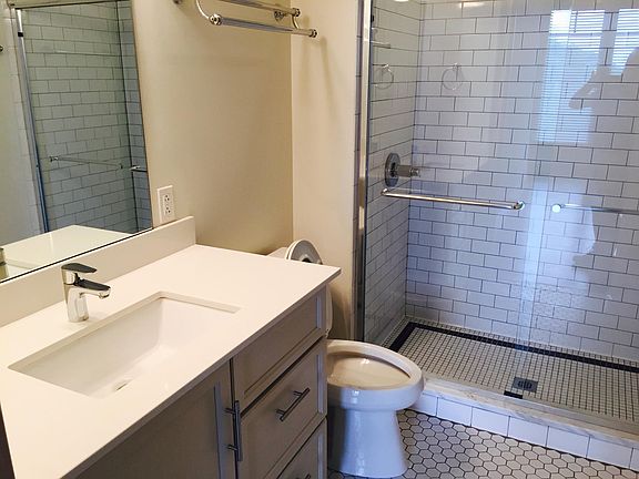 3rd image of 939 N High St Unit 202