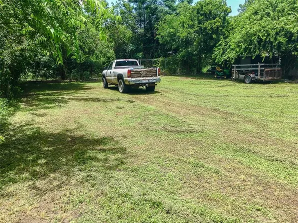 1214 Farmer St, Lockhart, TX 78644
