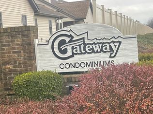 5689 Gateway Ln #703, Brookpark, OH 44142