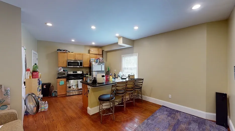3 bed, 9999 sqft, $3,600 — Photo 3