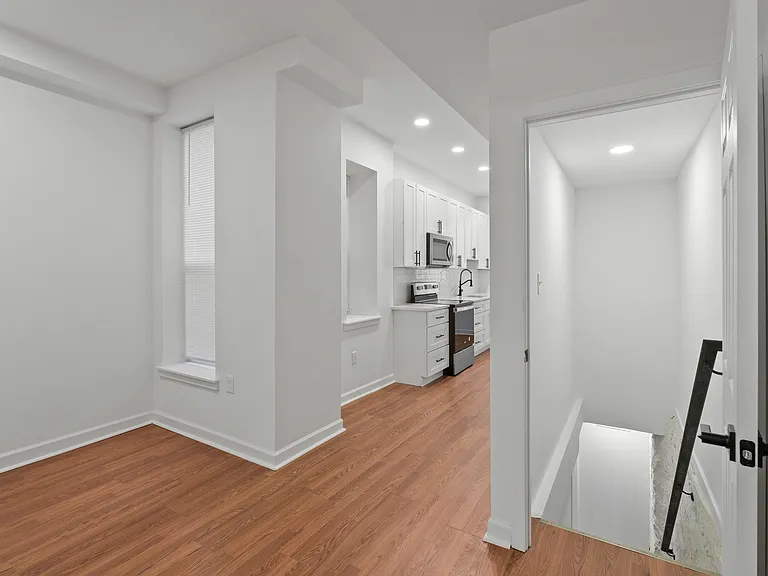 324 E 23rd St — Photo 9