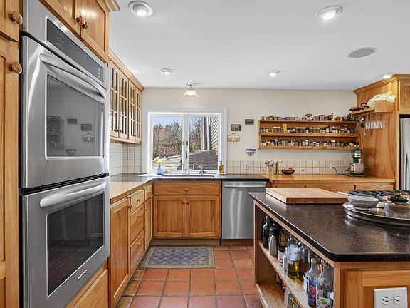 5th image of 225 Lowell St