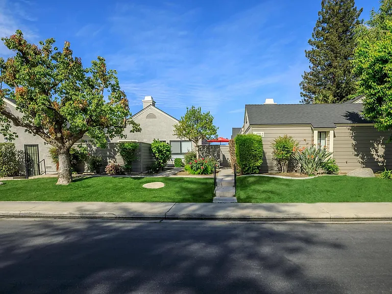 Laurelwood West Villas — Photo 8
