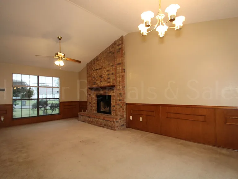 1905 Meadowbrook Dr — Photo 4