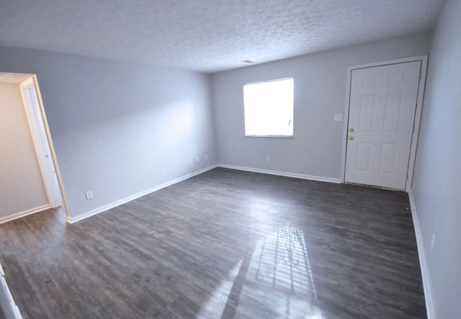 2 bed, 1.0 bath, $1,049 — Photo 4