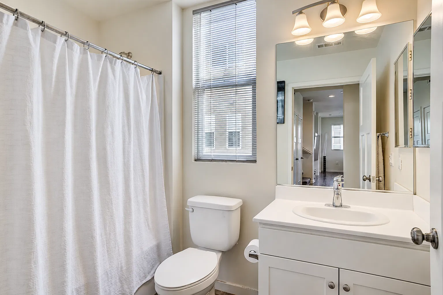 5 bed, 1920 sqft, $4,200 — Photo 4