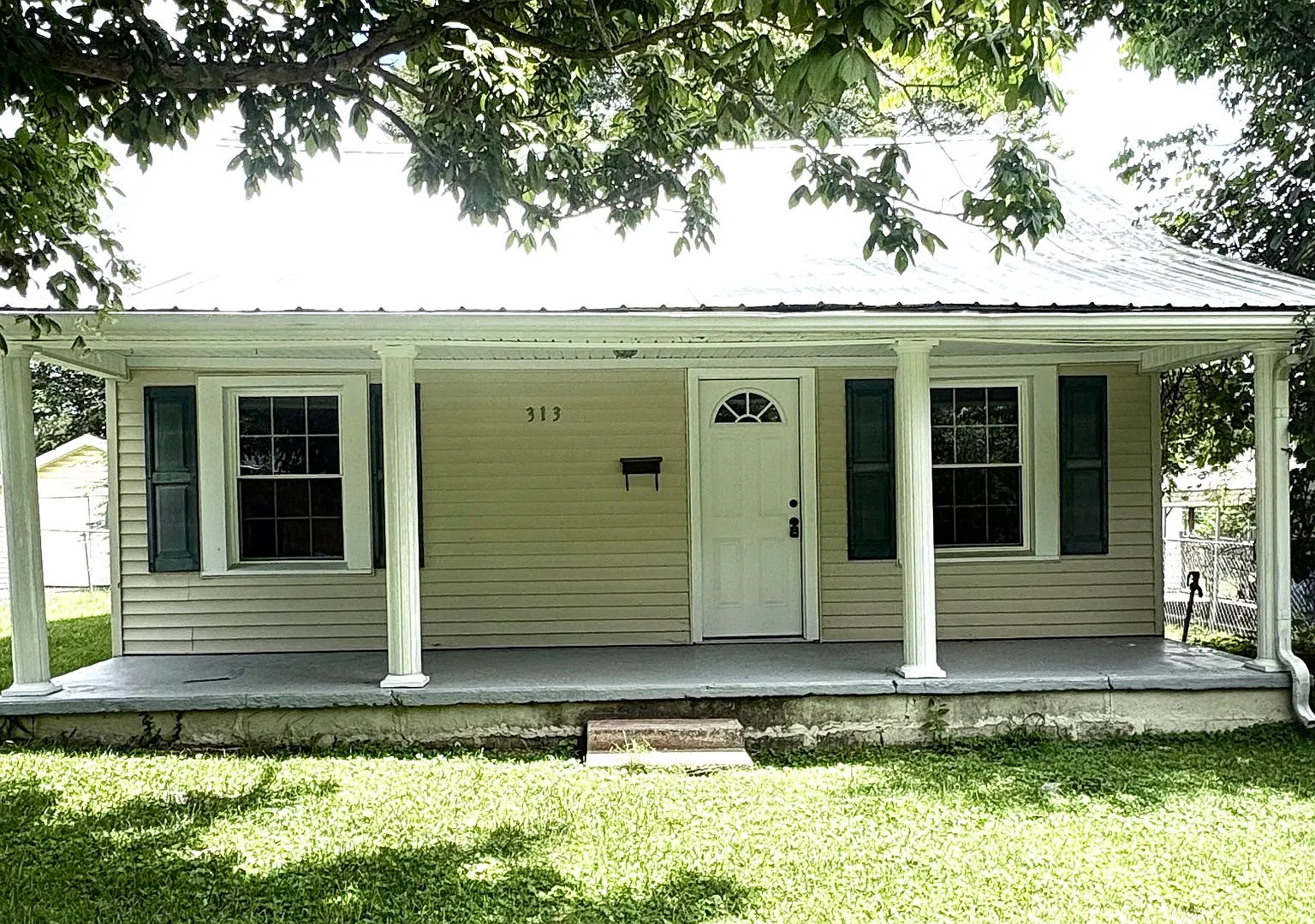 Charming 2-Bedroom Home in Glasgow! — Photo 1