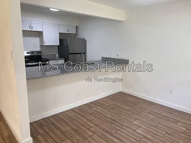 1 bed, 1.0 bath, 800 sqft, $949 — Photo 2