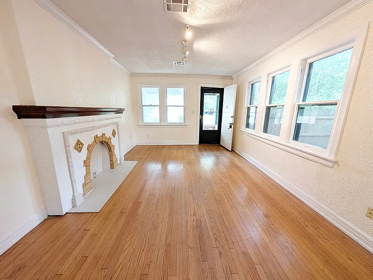 2209 NW 19th St — Photo 3